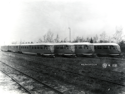804530 Afbeelding van enkele fabrieksnieuwe diesel-electrische treinstelen DE 3 (serie 11-50) van de N.S. op het ...